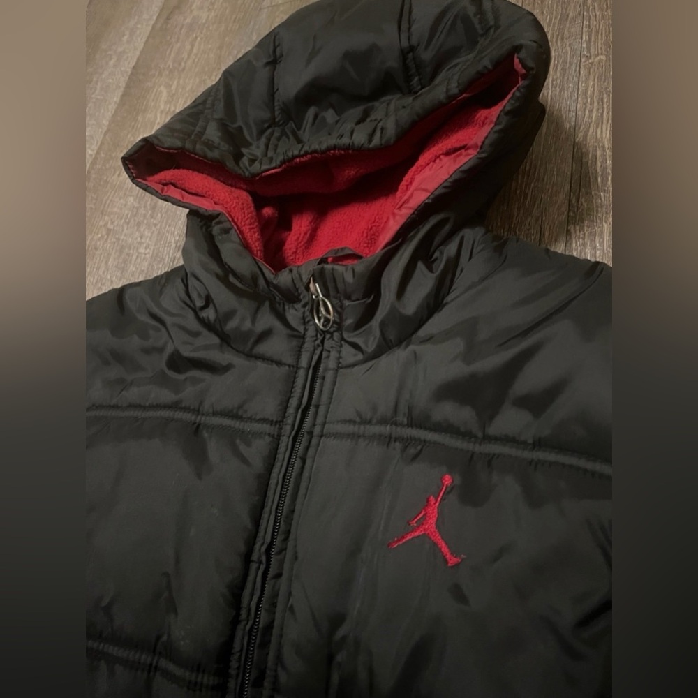 Black, Red & White Nike Air Jordan Puffer Jacket Sixe Medium NWOT - Picture 2 of 5